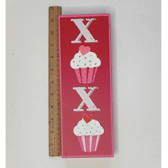 Valentine's Day XOXO Cupcakes Sprinkles Hot Pink Vertical Wall Decor - Picture 4 of 12